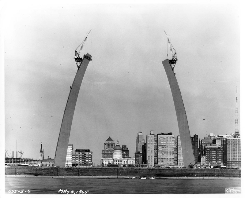 Illustration for article titled Photos of Famous Landmarks While They Were Still Under Construction